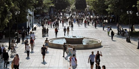 Κόσμος στην πλατεία Συντάγματος