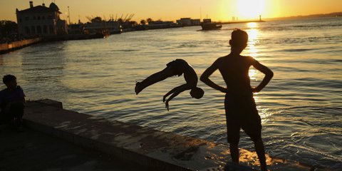 Παιδική ξεγνοιασιά και βουτιές στη θάλασσα