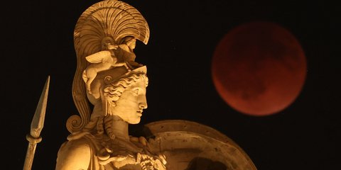 Η θεά Αθηνά με φόντο το «Ματωμένο φεγγάρι»