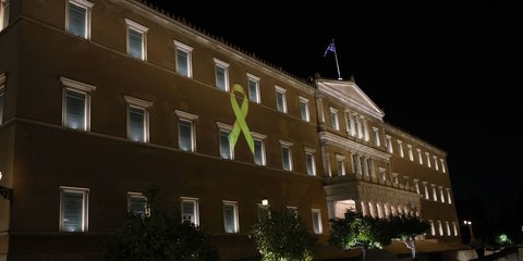 Το Μέγαρο της Βουλής φωταγωγήθηκε με το σύμβολο της μάχης κατά του παιδικού και εφηβικού καρκίνου