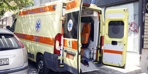 Ασθενοφόρο ανοιχτή πόρτα