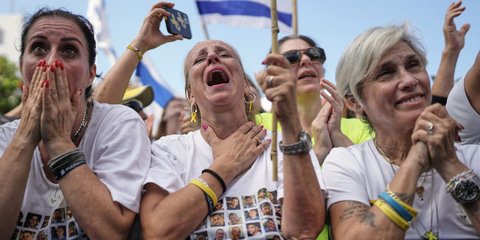 Όλη η αγωνία και η χαρά, συγγενών ομήρων σε μια φωτογραφία