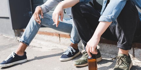 Mαθητές καπνίζουν και πίνουν