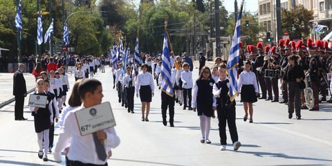 Σε εξέλιξη η μαθητική παρέλαση στην Αθήνα