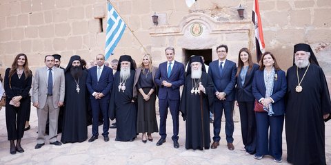 Ο Κυριάκος και η Μαρέβα Μητσοτάκη, συνοδευόμενοι από κυβερνητικό κλιμάκιο, στη μονή Σινά 