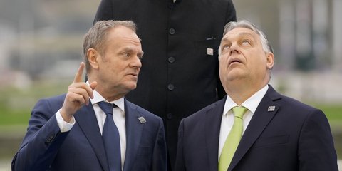 Ο Ντόναλντ Τουσκ δείχνει κάτι ψηλά στον Βίκτορ Ορμπαν