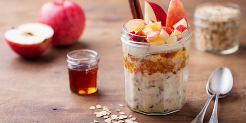 Overnight oats με γεύση μηλόπιτα / Φωτογραφία: Shutterstock