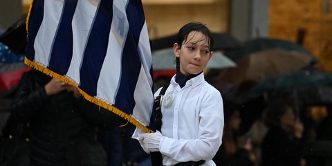 Μαθητική παρέλαση υπό βροχή στη Θεσσαλονίκη