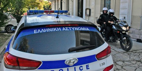 Αστυνομικοί με περιπολικό και μηχανή