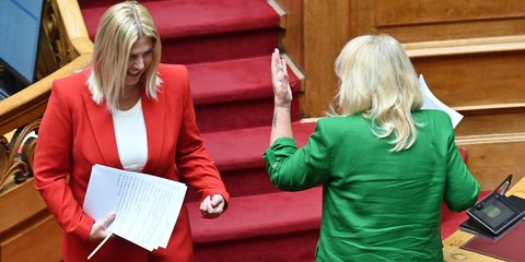 Χρωματικές... ανορθογραφίες: Η Ράνια Θρασκιά (ΠΑΣΟΚ) με κόκκινο σακάκι και η Σεμίνα Διγενή (ΚΚΕ) με πράσινο 