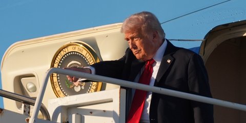 O Τραμπ πάνω στο Air Force One