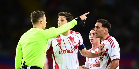 Η UEFA δικαίωσε τον Σνάιντερ για τις δύο αποφάσεις που πήρε μέσω VAR - Δεν υπάρχει αναφορά στην δεύτερη κίτρινη του Έσε