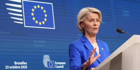 Ουρσουλα φον ντερ Λάιεν μπλε σακακι