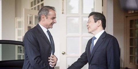 Ο Κυριάκος Μητσοτάκης συναντήθηκε το πρωί με τον προθυπουργό της Σιγκαπούρης, Lawrence Wong