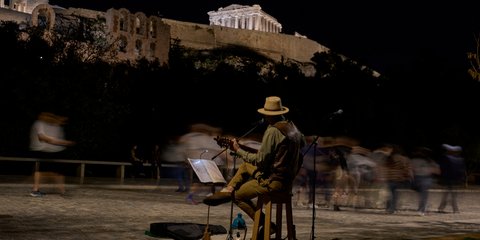 Κάτω από τη λάμψη της Ακρόπολης