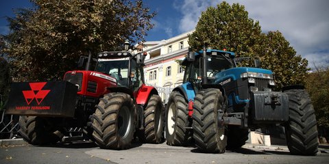 Τρακτέρ έξω από το ΥΜΑΘ