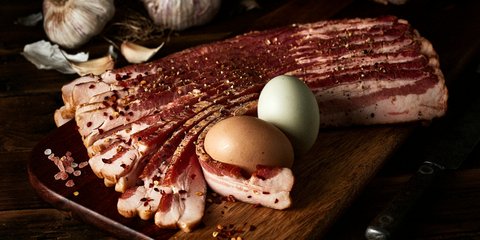 Καπνιστό μπέικον σε φέτες / Φωτογραφία: Unsplash