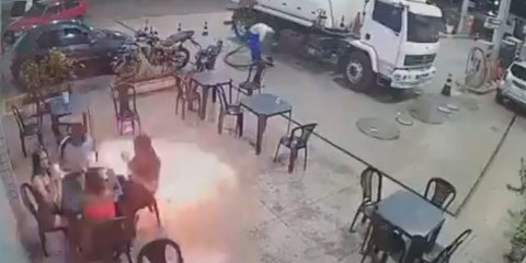 Η στιγμή που άνδρας πετάει το σπίρτο δίπλα σε βενζινάδικο στη Βραζιλία