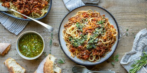 Μπολονέζ με λουκάνικο και πέστο / Φωτογραφία: Unsplash