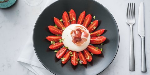 Σαλάτα με μοτσαρέλα, προσούτο και ντοματίνια / Φωτογραφία: Pixabay