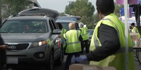 Μεγάλες ουρές στην Καλιφόρνια για δωρεάν τρόφιμα