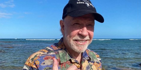 Ο θρυλικός Τσακ Νόρις στη παραλία