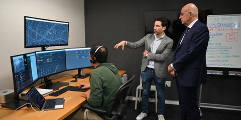 Ξενάγηση Δένδια στις εγκαταστάσεις της εταιρείας κατασκευής drones Matternet στην Καλιφόρνια