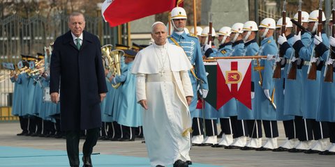  O Ερντογάν υποδέχθηκε τον Πάπα στον προεδρικό Μέγαρο