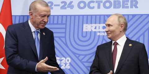 Ρετζέπ Ταγίπ Ερντογάν και Βλαντίμιρ Πούτιν σε πολύ φιλικό κλίμα τον Οκτώβριο του 2024