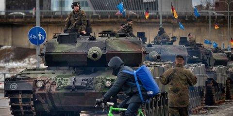 Ποδηλάτης περνά μπροστά από γερμανικά άρματα μάχης -