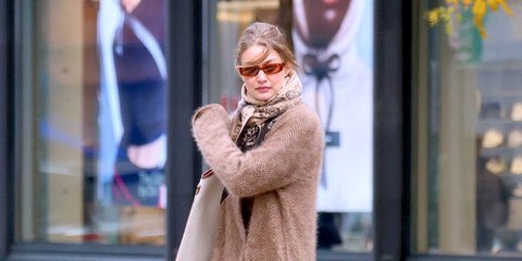 Η Τζίτζι Χαντίντ φόρεσε το κασμιρένιο παλτό που όλες θα θέλαμε για χριστουγεννιάτικο δώρο