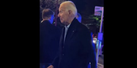 Ο Τζο Μπάιντεν σε σπάνια βραδινή έξοδο
