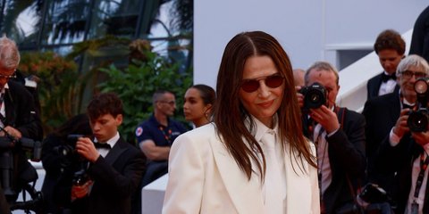 Όχι, δεν έβαλε φόρεμα -Η Ζιλιέτ Μπινός έκλεψε τις εντυπώσεις στο κόκκινο χαλί