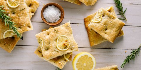 Καλαμποκόψωμο με δεντρολίβανο και λεμόνι / Φωτογραφία: Unsplash