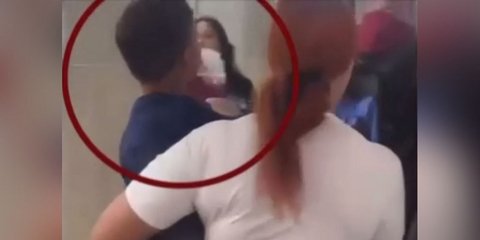 Ένα μικρό παιδί καπνίζει ηλεκτρονικό τσιγάρο 