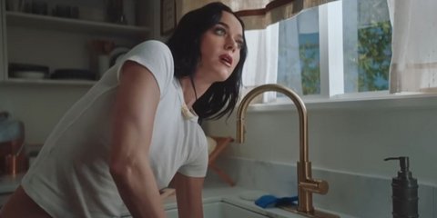 H Κέιτι Πέρι στο βίντεοκλιπ του νέου της τραγουδιού Bandaid