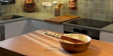 Πώς μια σκοτεινή, κλειστή κουζίνα μετατράπηκε σε έναν φωτεινό, ανοιχτό χώρο