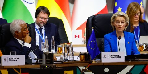 Η πρόεδρος της Κομισιόν, Ούρσουλα Φον ντερ Λάιεν μιλά, έχοντας δίπλα της τον πρόεδρο του Ευρωπαϊκού Συμβουλίου, Αντόνιο Κόστα 