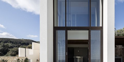 Στην Κρήτη, ένα σύγχρονο πυργόσπιτο ενώνει την παράδοση με τη μοντέρνα αισθητική