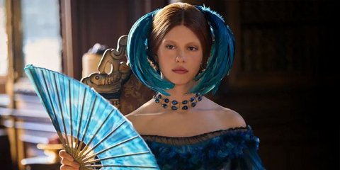 Σκαθάρια, διαμάντια και ένα «naked dress» -Η Μία Γκοθ αναδεικνύει το σκοτεινό glamour στο «Frankenstein»