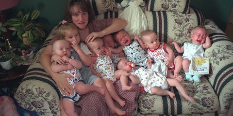 Η Μπόμπι ΜακΚόγκι με τα επτάδυμα μωρά της 