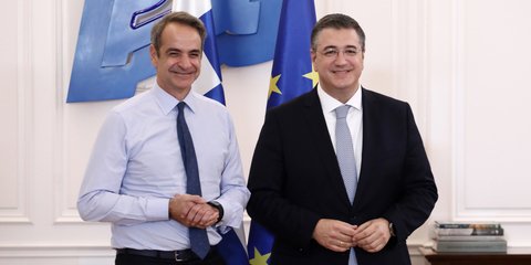 Ο Κυριάκος Μητσοτάκης υποδέχθηκε τον Ευρωπαίο επίτροπο, Απόστολο Τζιτζικώστα