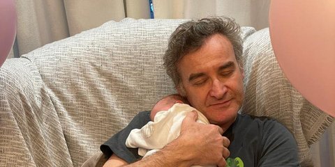 Ο Νίκος Ορφανός κρατά αγκαλιά την κόρη του