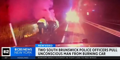 Αστυνομικοί σώζουν οδηγό από φλεγόμενο αυτοκίνητο στο Νιού Τζέρσεϊ