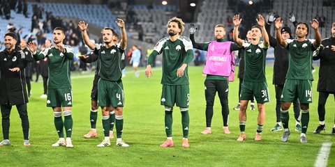 Οι παίκτες του Παναθηναϊκού πανηγυρίζουν τη νίκη επί της Μάλμε 