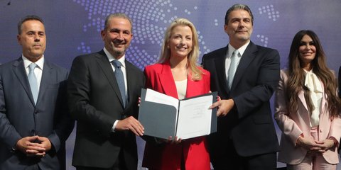 Στιγμιότυπο από την υπογραφή της ιστορικής συμφωνίας της Atlantic-See LNG Trade (AΚTOR-ΔΕΠΑ) για το αμερικανικό LNG