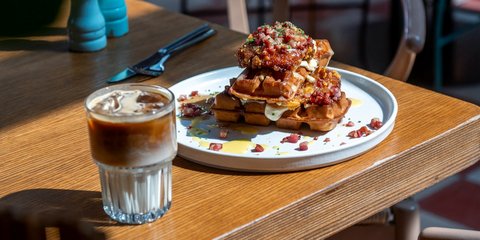 Βάφλα με κοτόπουλο στο Penny Lane / Φωτογραφία: Facebook