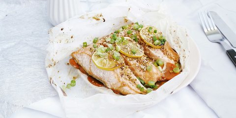 Μπακαλιάρος με λαχανικά στη λαδόκολλα / Φωτογραφία: Unsplash