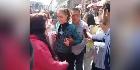 Απίστευτο σκηνικό στο Μεξικό: Άνδρας παρενόχλησε σεξουαλικά την πρόεδρο Σέινμπαουμ μπροστά στις κάμερες