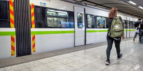 Συρμός σε σταθμό του Μετρό